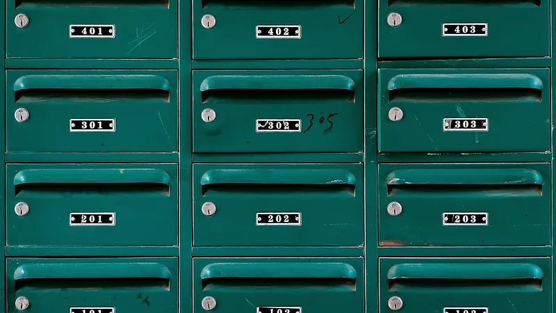 Grüne Briefkastenanlage mit nummerierten Fächern