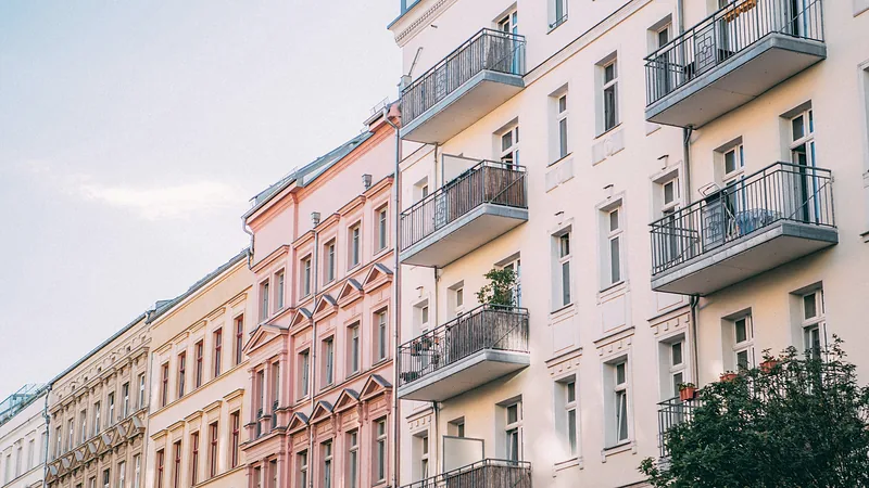 Altbaufassaden mit Balkonen in Prenzlauer Berg, Berlin