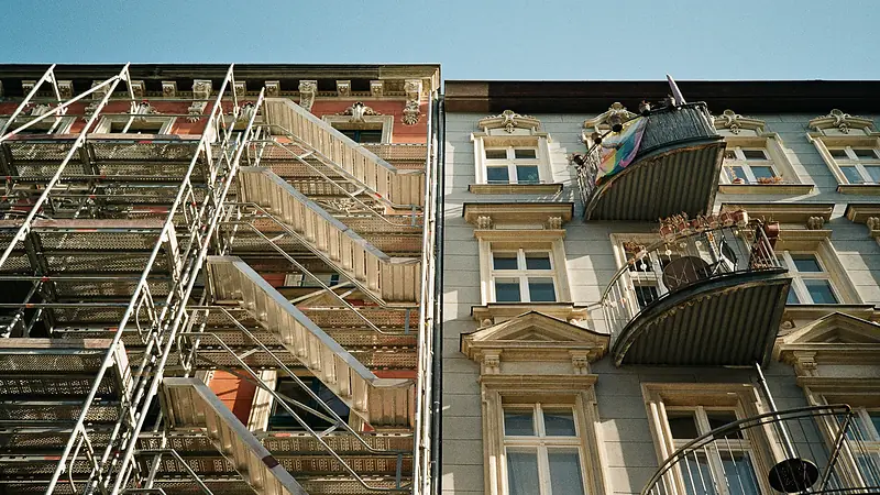 Baugerüst an einer Berliner Altbaufassade mit Stuck und Balkonen
