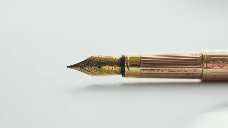 Goldener Füllfederhalter auf hellem Grund