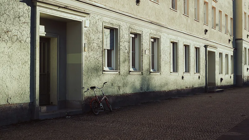 Ruhige Altbaustraße in Berlin mit Hauseingang und abgestelltem Fahrrad
