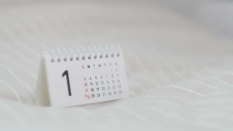 Kleiner Tischkalender mit der Zahl 1 auf hellem Stoff